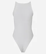 Body blanco sin mangas, confeccionado en tejido rib con textura acanalada y escote recto.