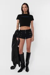 Remera blanca de jersey corte baby tee con cuello alto de ribb complemento. Estampa en delantero con la frase "30 million dolar babe" en color azul.