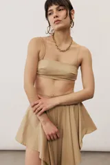 Pantalón estilo falda de color beige, con diseño amplio y fluido, tiro alto y pretina estructurada.