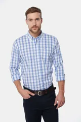 Camisa de hombre a cuadros azules y blancos, de manga larga con cuello abotonado.