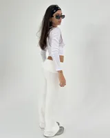 Pantalon de punto color crema, de corte recto y tiro medio con cintura ancha elástica acanalada.