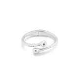 Pulsera rígida plateada con forma de espiral y terminaciones redondeadas.