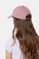 Gorro con visera de lona de algodón color rosado, con diseño clásico de seis paneles y pequeño bordado frontal ton sur ton.