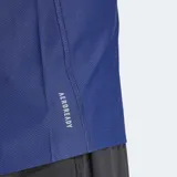 Musculosa deportiva Adidas Own The Run, color azul, con cuello redondo y logo de las tres rayas reflectante en el pecho.