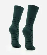 Par de medias de caña larga color verde oscuro con diseño de rayas horizontales finas en color negro. Presentan puño canelado para un ajuste cómodo.