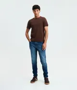 Pantalón skinny para hombre, confeccionado en denim azul con efecto deslavado, corte ajustado de la cadera al tobillo, cintura con trabillas, cierre de botón y cremallera, y bolsillos clásicos.