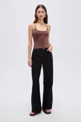 Pantalón jean negro de tiro alto con diseño a rayas y corte baggy de pernera ancha.