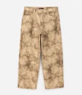 Pantalón de gabardina de algodón Blue Steel, modelo Super Baggy, con diseño amplio y estampa abstracta con efecto manchado en tonos marrón y beige. Cuenta con cintura con presillas, cierre de botón y cremallera, y bolsillos funcionales.