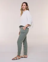 Pantalón de algodón color beige de corte recto, con pretina elastizada, cordón de ajuste y bolsillos laterales.