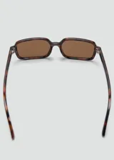 Lentes de sol con montura de pasta carey de diseño rectangular y cristales marrones.
