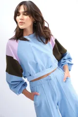 Pantalón celeste de corte ancho con cintura elastizada ajustable con cordón y bolsillos laterales.