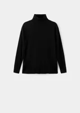 Chaleco negro de punto, de corte recto y largo, con cuello alto.