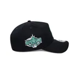 Gorro New Era 9Forty de los Seattle Mariners, color negro, con logo del equipo bordado en el frente y parche del All Star Game 2001 en el lateral.