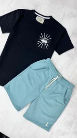 Short de algodón color celeste con cintura elástica ajustable con cordón y bolsillos laterales.