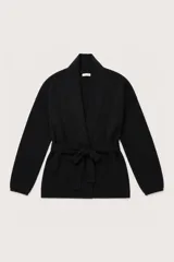 Saco de punto color negro con cuello solapa, manga larga y lazo ajustable en la cintura.