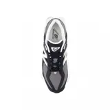 Championes urbanos New Balance modelo 9060, con diseño robusto y moderno. Presentan una combinación de colores negro, gris y blanco, con paneles de malla y superposiciones de gamuza. Incluyen el logo 'N' característico en los laterales y una suela gruesa con tecnología de amortiguación.