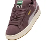 Championes Puma modelo Suede XL, color azul vibrante con detalles en blanco. Presentan un diseño clásico de gamuza con cordones anchos, suela de goma texturizada y el logo de la marca en dorado en el lateral.