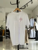 Remera oversize blanca de manga corta, con gran estampado tipográfico en color rojo en la espalda con la leyenda "The Grounded Automotive Lifestyle".