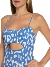 Vestido midi de tirantes finos con estampado abstracto en tonos celeste y blanco. Presenta un corte en la zona del abdomen. Marca Animale Jeans.