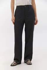 Pantalon de vestir azul marino, de corte recto y tiro alto, con cierre frontal y bolsillos laterales.