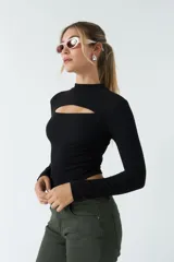 Top rojo de punto canalé, de manga larga y cuello alto con abertura en el pecho.