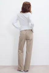 Jeans de mezclilla de tiro medio con cinco bolsillos, diseño relaxed fit de corte recto y amplio, con efecto lavado y desgaste frontal.