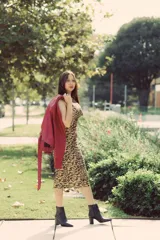 Vestido midi ajustado al cuerpo con estampado animal print.