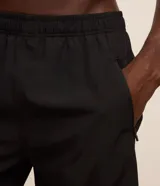 Bermuda deportiva Get Over para hombre, en color marrón, con cintura elástica, cordón de ajuste y bolsillos con cierre. Cuenta con tecnología Laser Cut en los laterales para mayor transpirabilidad.