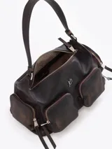 Cartera de hombro confeccionada en cuero vacuno color bordó con acabado desgastado. Presenta múltiples bolsillos exteriores con cierre en el frente, dorso y laterales, herrajes metálicos plateados y logo de la marca aplicado en el frente.