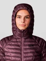 Campera puffer ultraligera de Mountain Hardwear, modelo Ghost Whisperer, en color bordó. Presenta diseño acolchado con costuras horizontales, cierre frontal completo, capucha integrada y bolsillos laterales con cierre. Incluye puños con ajuste elástico y aislamiento térmico de alta calidad.