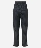 Pantalón jogger de poliéster, viscosa y elastano, con cintura de sastrería, cierre con botón y cremallera, pliegues delanteros, bajo plegado y estampa de raya de tiza.