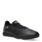 Championes de fútbol Puma Future 8 Play TT, color negro con detalles en verde flúor. Presentan una textura en relieve en la parte superior para un mejor control del balón y suela diseñada para superficies de césped artificial.
