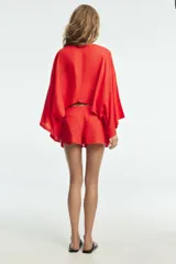 Kimono asimétrico de color amarillo claro, con escote pico y mangas largas amplias.