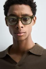 Polo de punto regular fit en color beige, confeccionado con una mezcla de algodón y cáñamo. Presenta cuello solapa con abertura frontal, manga larga y acabados en rib.