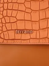 Bandolera Terrano modelo Astrid de color negro, con solapa de textura símil cocodrilo y base lisa. Cuenta con correa ancha regulable con inscripciones de la marca y herrajes metálicos oscuros.