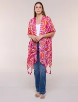 Kimono de gasa ligera color fucsia y naranja, con estampado de hojas, mangas cortas amplias, diseño abierto al frente y detalle de borlas en el ruedo asimétrico.