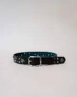 Cinto de cuero negro con hebilla metálica plateada, decorado con tachas circulares y apliques de estrellas metálicas a lo largo de toda la tira.