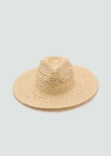 Sombrero de ala ancha confeccionado en fibra natural trenzada con diseño calado en la copa.