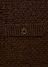 Chaqueta de punto de textura granulada en color marrón, con cuello polo, cierre frontal de botones y dos bolsillos delanteros con solapa.