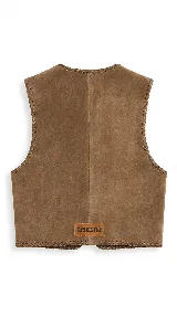 Chaleco de cuero negro con diseño artesanal, caracterizado por sus bordes rematados con tientos pasados a mano en todo su contorno.