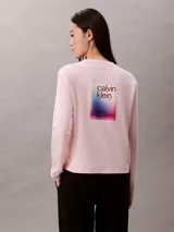 Remera de manga larga Calvin Klein color rosado, con cuello redondo y logo bordado en el pecho. Presenta un corte regular.