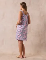 Camisón corto de tejido suave con estampado floral, escote redondo con botones y detalle plisado en la parte delantera.