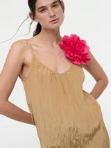 Mono largo negro de viscosa con breteles finos regulables y tejido arrugado.