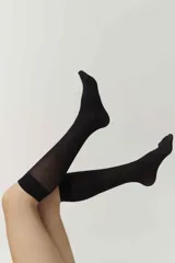 Medias 3/4 semitransparentes de microfibra color negro, con puntera reforzada y terminación mate.