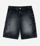 Bermuda de jean color gris oscuro con efecto de lavado, corte baggy relaxed. Presenta apliques de estrellas deshilachadas en los laterales y ruedo deshilachado. Tiene cintura con trabillas y cierre tradicional.