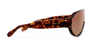 Lentes de sol con diseño envolvente tipo máscara y lente panorámica color marrón. Montura con estampado carey, ofreciendo un estilo técnico y deportivo.