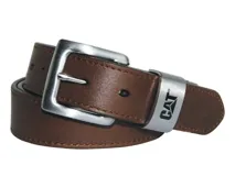 Cinturón de cuero genuino color marrón, con hebilla metálica de una sola punta y presilla de seguridad con el logotipo de la marca grabado.