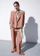 Pantalón de corte recto y tiro medio con diseño de rayas, confeccionado en mezcla de lino y viscosa. Cuenta con detalle de pinzas, trabillas y cierre frontal con cremallera, botón y ganchos ocultos con tapeta.