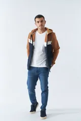 Campera con capucha color marrón, azul y blanco, con cierre frontal y bolsillos tipo canguro.