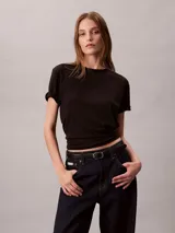 Remera negra de cuello redondo y manga corta, confeccionada en jersey de algodón supima, con logo emblemático de Calvin Klein bordado tono sobre tono en el pecho.